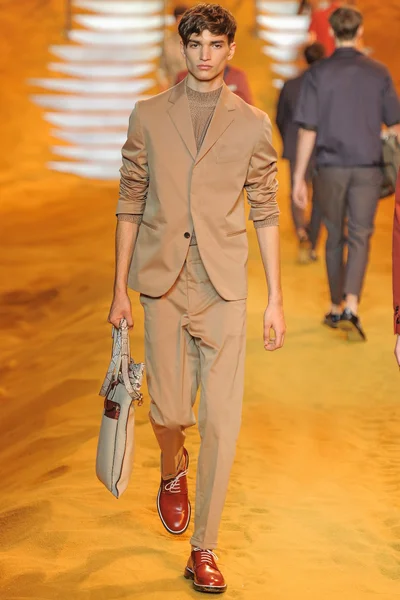 Look 32